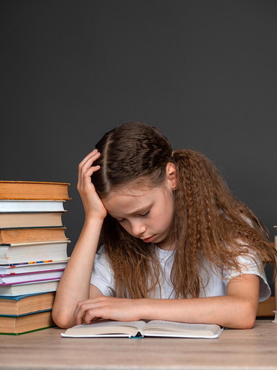 孩子熬夜玩手机影响学习，该怎么管？如何让孩子自觉减少手机使用？