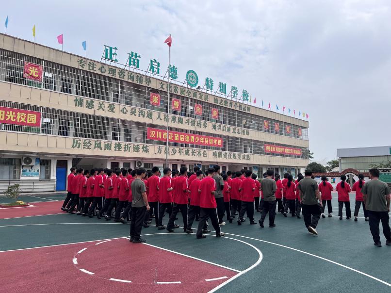 初中男孩叛逆又沉迷游戏，家庭和学校如何科学联合干预？