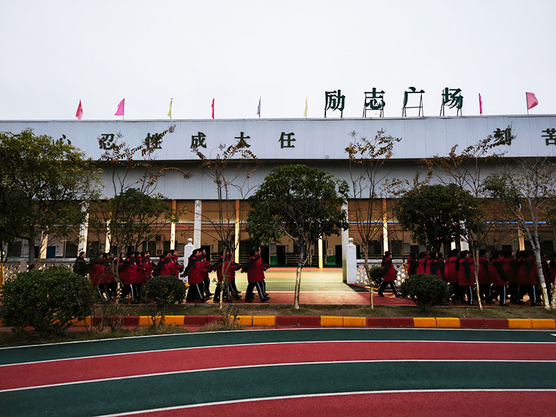 初中男孩沉迷游戏，父母能否通过规则管理改善？